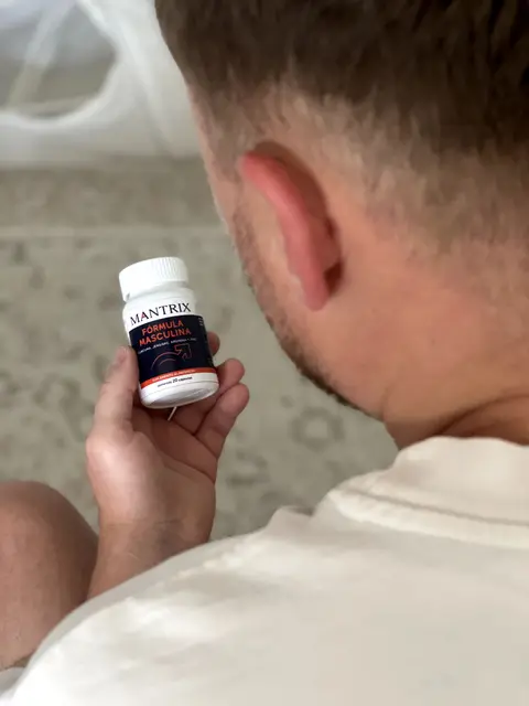 Cliente de Mantrix revisando su frasco en casa