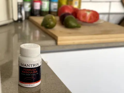Cliente mostrando el frasco de Mantrix Fórmula Masculina