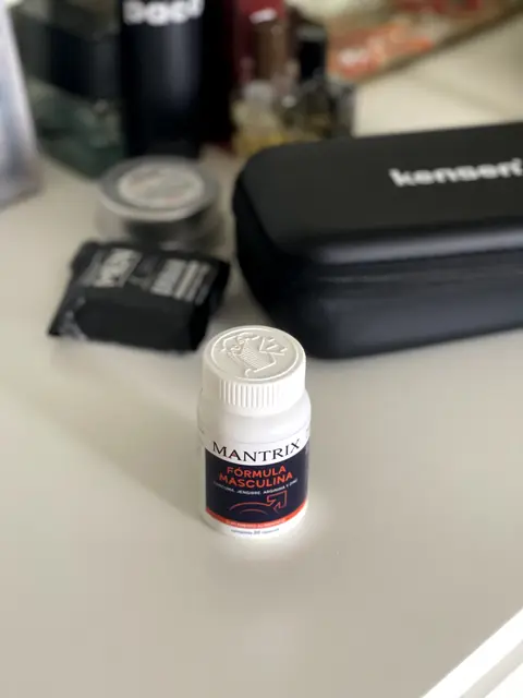 Frasco de Mantrix en manos de un cliente